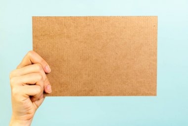 Sağ eli boş karton mesaj gösterilen