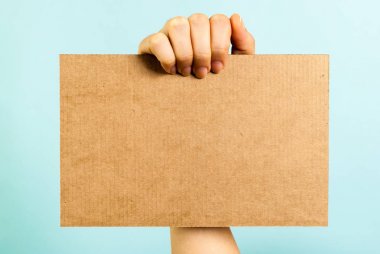 Boş bir karton ileti üzerinde mavi adam gösterilen kadar el