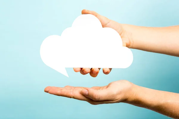 Ένα χέρι που δείχνει ένα λευκό σύννεφο σε μπλε φόντο. Έννοια του Internet — Φωτογραφία Αρχείου