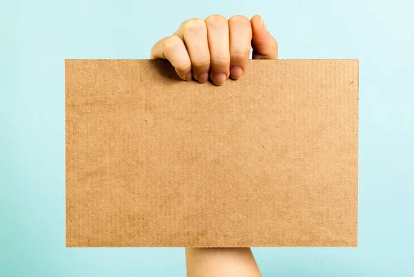 Mão Para Cima Mostrando Uma Mensagem Papelão Branco Backgroun Azul — Fotografia de Stock