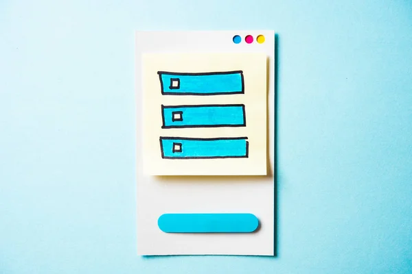 Lista de casillas sin marcar con el concepto de teléfono inteligente de papel en backgr azul —  Fotos de Stock