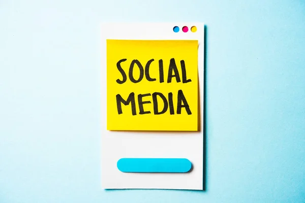 Közösségi média, szociális hálózati szöveg papíralapú okostelefon koncepcióval — Stock Fotó
