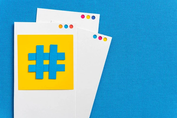 Wycinek papieru z hashtag symbol z koncepcji urządzenia mobilnego wykonane w — Zdjęcie stockowe