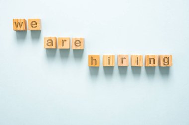 Kağıt üzerinde küçük tahta küplere 