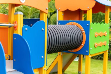 Parktaki bahçedeki renkli oyun parkı