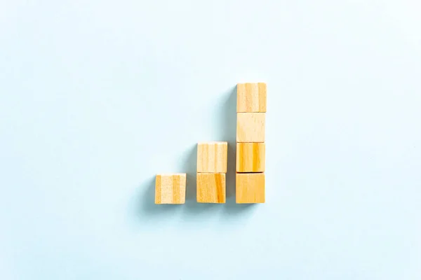 Diagrama gráfico de barra de crecimiento con juguetes de bloque de madera en ba azul —  Fotos de Stock
