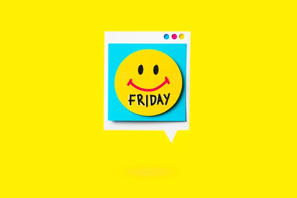 Felices citas del viernes con la cara sonriente en la burbuja del habla y amarillo — Foto de Stock