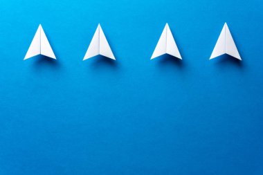 Dört beyaz kağıt uçak, liderlik, takım çalışması, motivasyon dolandırıcılığı