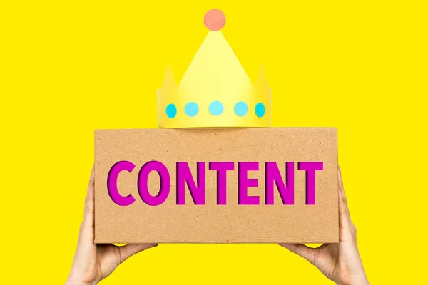 Concepto de marketing de contenidos. Mano sosteniendo una caja con la palabra "CON — Foto de Stock