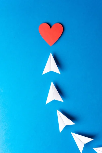 Design love card. Paper origami white airplanes with red heart s — 스톡 사진
