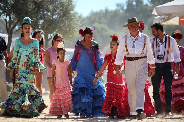 El Rocio Piligrims içinde renkli elbiseler — Stok fotoğraf