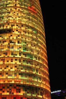 Sarı ve kırmızı ışıklı Agbar Kulesi