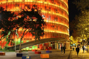 Kırmızı ve sarı Agbar Kulesi