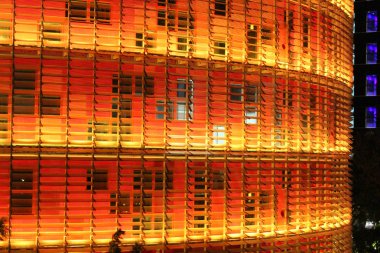 Kırmızı ve sarı Agbar Kulesi