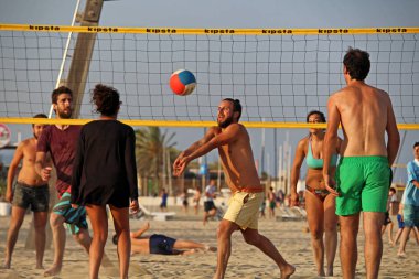 Barselona bölgesindeki oynayanlar plaj voleybolu