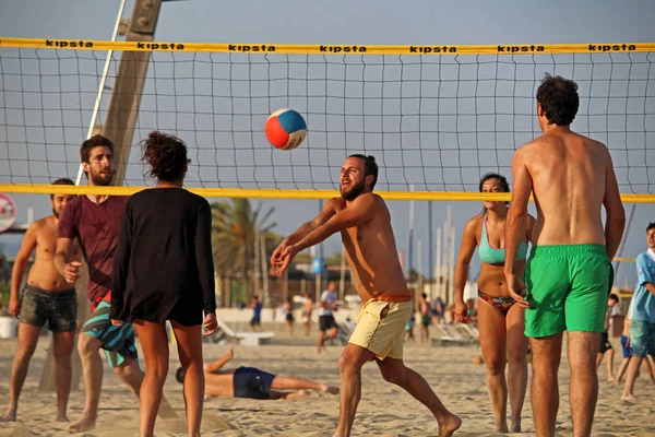 Gente jugando voley playa en Barcelona —  Fotos de Stock