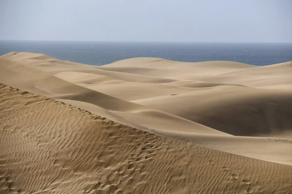 Maspalomas duinen in Gran Canaria met de Saharawoestijn en de Atlantische Oceaan op de achtergrond — Stockfoto