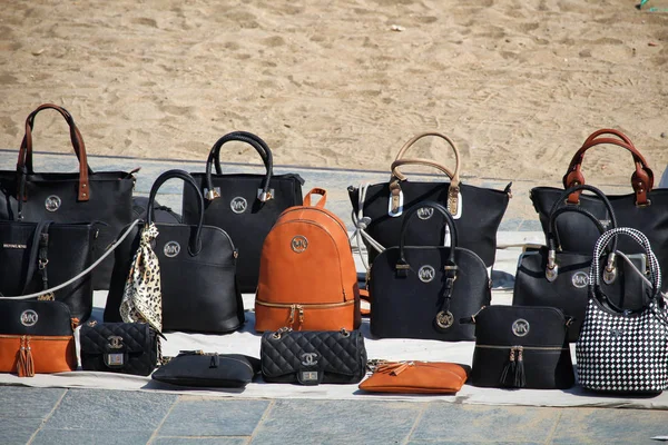 Falsche Markentaschen am Strand verkauft — Stockfoto