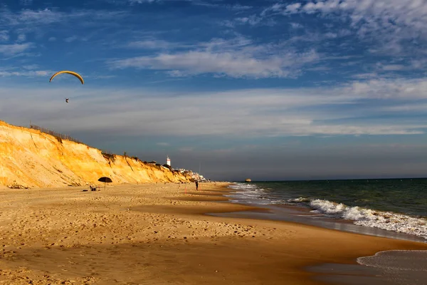 Andalusia beach yamaç paraşütü ve balıkçılık — Stok fotoğraf