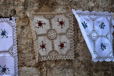Tipik Hırvat el yapımı dantel öğeleri Dobruca oteli satılan