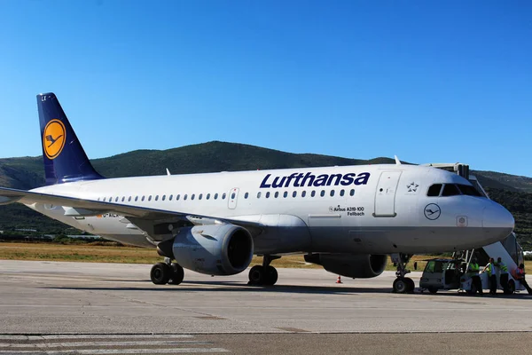 Lufthansa A319 Airbus en el Aeropuerto de Split — Foto de Stock