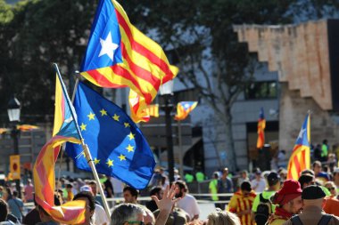 Katalanca ve Avrupa bayrakları