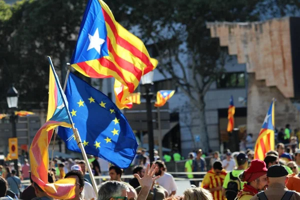 Katalanca ve Avrupa bayrakları