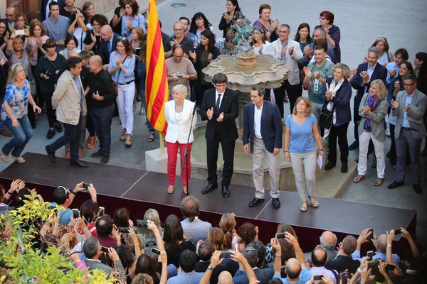 Президент Каталонія Puigdemont прийому громадян, який має дозвіл на референдумі — стокове фото