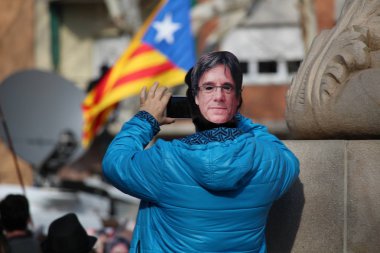 Barcelona, İspanya - 30 Ocak 2017: İnsanların ne zaman Başkan Katalonya Katalan Parlamentosu tarafından oy için gittiğini gerekiyordu gün Carles Puigdemont yüzlü bir maske takarak konsantrasyonu