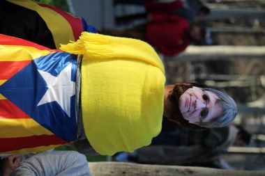 Barcelona, İspanya - 30 Ocak 2017: İnsanların ne zaman Başkan Katalonya Katalan Parlamentosu tarafından oy için gittiğini gerekiyordu gün Carles Puigdemont yüzlü bir maske takarak konsantrasyonu