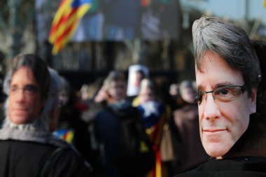 Barcelona, İspanya - 30 Ocak 2017: İnsanların ne zaman Başkan Katalonya Katalan Parlamentosu tarafından oy için gittiğini gerekiyordu gün Carles Puigdemont yüzlü bir maske takarak konsantrasyonu