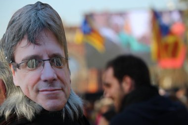 Barcelona, İspanya - 30 Ocak 2017: İnsanların ne zaman Başkan Katalonya Katalan Parlamentosu tarafından oy için gittiğini gerekiyordu gün Carles Puigdemont yüzlü bir maske takarak konsantrasyonu
