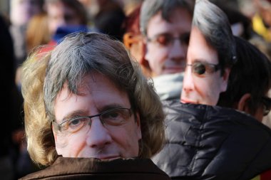 Barcelona, İspanya - 30 Ocak 2017: İnsanların ne zaman Başkan Katalonya Katalan Parlamentosu tarafından oy için gittiğini gerekiyordu gün Carles Puigdemont yüzlü bir maske takarak konsantrasyonu