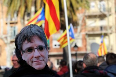 Barcelona, İspanya - 30 Ocak 2017: İnsanların ne zaman Başkan Katalonya Katalan Parlamentosu tarafından oy için gittiğini gerekiyordu gün Carles Puigdemont yüzlü bir maske takarak konsantrasyonu