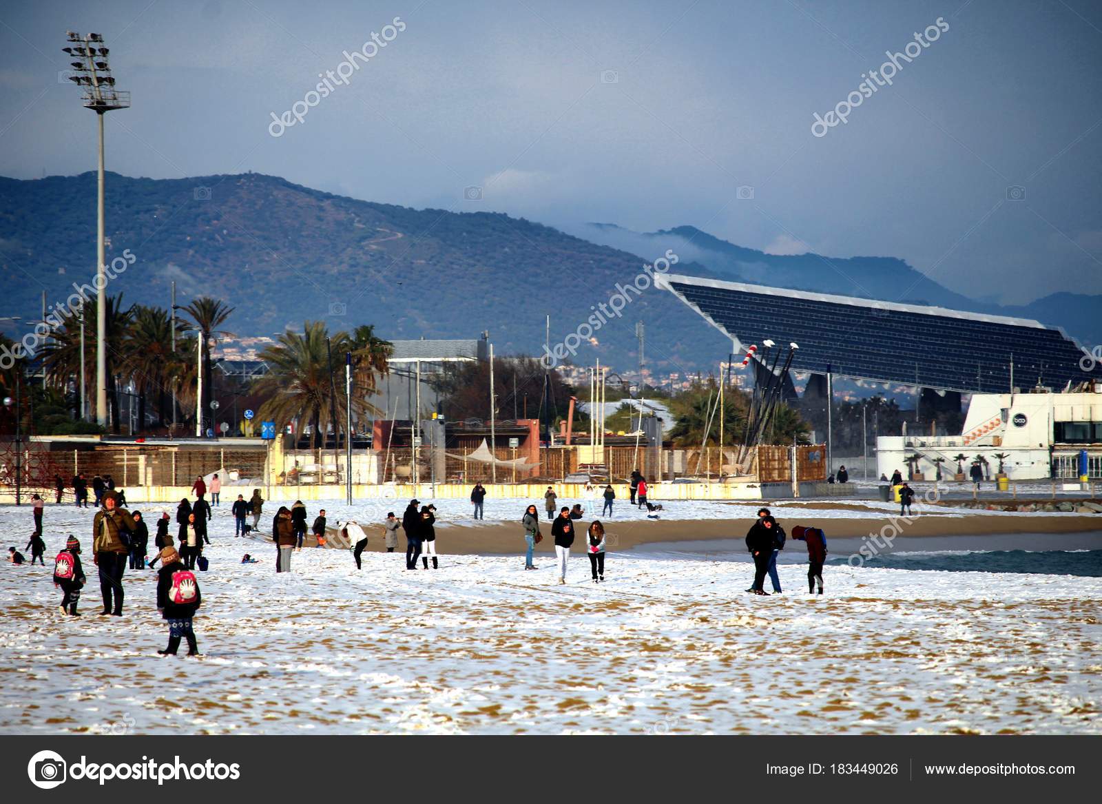 Barcelona Spanje Februari 2018 Mensen Genieten Van Sneeuw ...