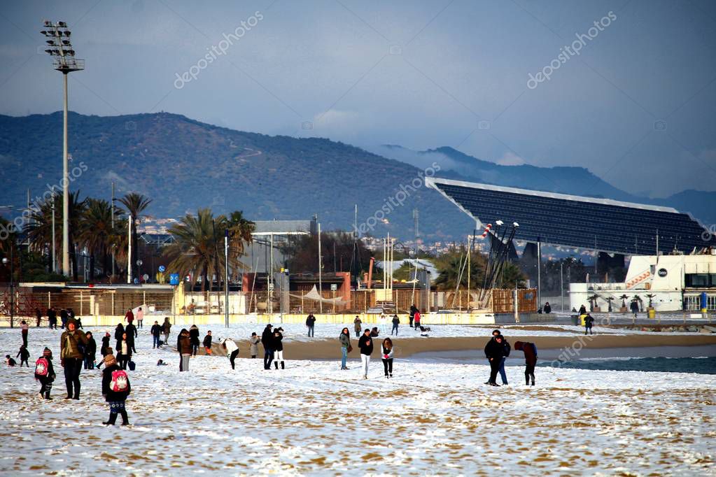Barcelona Spanje Februari 2018 Mensen Genieten Van Sneeuw ...