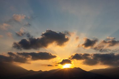 Palermo dağlarının üzerinde gün batımı