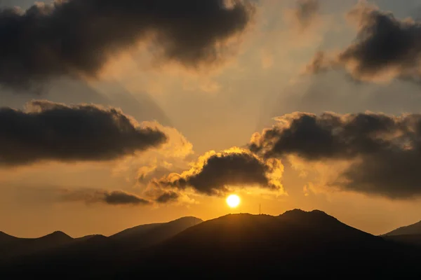 Coucher de soleil sur les montagnes de Palerme — Photo