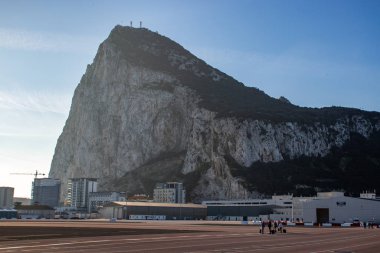 Gibraltar uçak pistinde yürüyorum