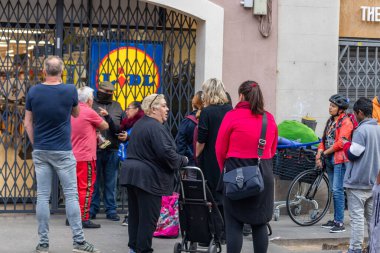 Barselona, İspanya. 14 Mart 2020. Yerel halk bir süpermarketin önünde kuyruğa girip tekrar açılmasını bekliyor.