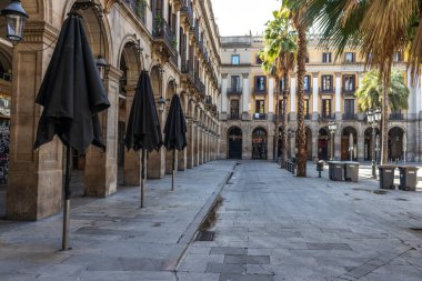 Barselona, İspanya. 15 Mart 2020. İspanyol hükümeti Coronavirüs enfeksiyonlarını azaltmak için tüm ülkeyi hapsetmeye karar verdikten sonra Barselona 'nın merkezindeki Boş Plaza Real.