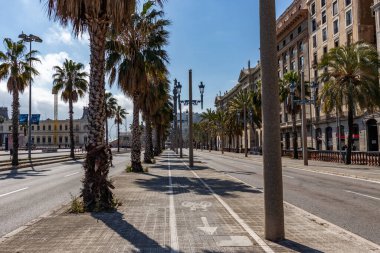 Barselona, İspanya. 15 Mart 2020. İspanyol hükümeti koronavirüs enfeksiyonlarını azaltmak için tüm ülkeyi hapsetmeye karar verdikten sonra Barselona 'nın boş sokakları