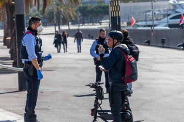 Barselona, İspanya. 15 Mart 2020. İspanyol hükümeti koronavirüs enfeksiyonlarını azaltmak için tüm ülkeyi hapsetmeye karar verdikten sonra polis insanları Barselona 'ya gönderdi.