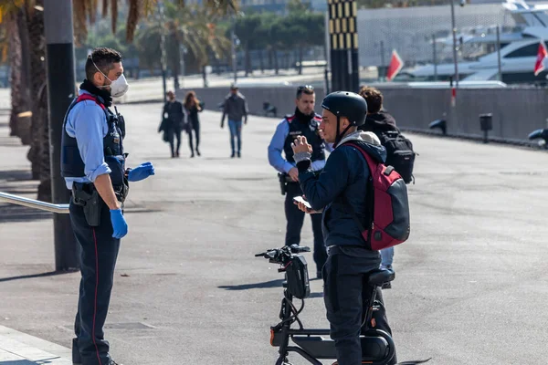 Barselona, İspanya. 15 Mart 2020. İspanyol hükümeti koronavirüs enfeksiyonlarını azaltmak için tüm ülkeyi hapsetmeye karar verdikten sonra polis insanları Barselona 'ya gönderdi.