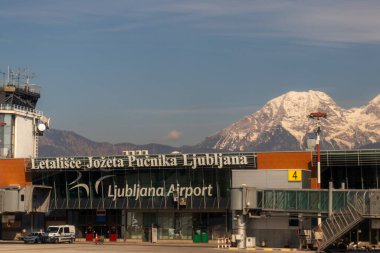 Ljubljana, Slovenya. 11 Mart 2020. Ljubljana 'daki Joze Pucnik havaalanının arka planında Alpler olan terminali.