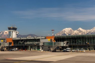 Ljubljana, Slovenya. 11 Mart 2020. Ljubljana 'daki Joze Pucnik havaalanının arka planında Alpler olan terminali.