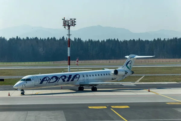 Liubliana Eslovenia Marzo 2020 Avión Adria Airways Crj Estacionado Aeropuerto — Foto de Stock