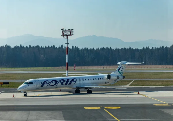 Liubliana Eslovenia Marzo 2020 Avión Adria Airways Crj Estacionado Aeropuerto — Foto de Stock