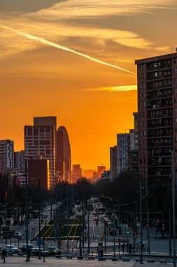 Barselona, İspanya. 22 Şubat 2020 'de. Barcelona 'daki Diagonal Bulvarı' nda etkileyici bir gün batımı.