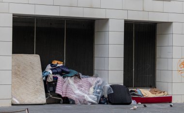 Barselona, İspanya. 7 Nisan 2020. Barceloneta metro istasyonunun yakınındaki sokakta uyuyan evsiz bir kadın.